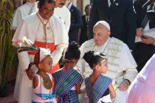 1-Viaje apostólico a Timor Oriental: Visita a los niños discapacitados de la Escuela “Irmãs Alma”