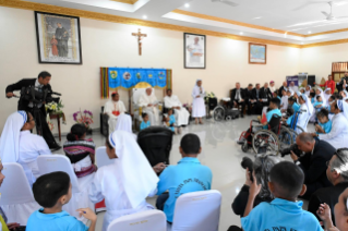 4-Viaje apostólico a Timor Oriental: Visita a los niños discapacitados de la Escuela “Irmãs Alma”