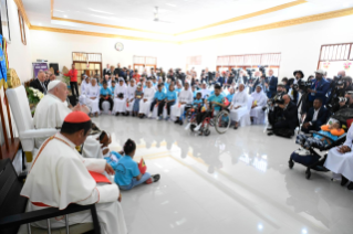 5-Viaje apostólico a Timor Oriental: Visita a los niños discapacitados de la Escuela “Irmãs Alma”