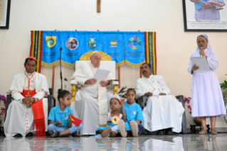 6-Viaje apostólico a Timor Oriental: Visita a los niños discapacitados de la Escuela “Irmãs Alma”