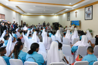 7-Viaje apostólico a Timor Oriental: Visita a los niños discapacitados de la Escuela “Irmãs Alma”