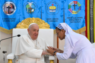 8-Viaje apostólico a Timor Oriental: Visita a los niños discapacitados de la Escuela “Irmãs Alma”