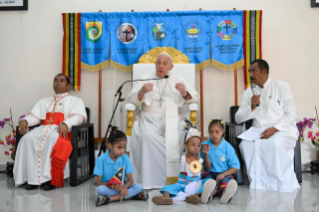 9-Viaje apostólico a Timor Oriental: Visita a los niños discapacitados de la Escuela “Irmãs Alma”