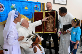 11-Viaje apostólico a Timor Oriental: Visita a los niños discapacitados de la Escuela “Irmãs Alma”
