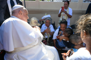 16-Viaje apostólico a Timor Oriental: Visita a los niños discapacitados de la Escuela “Irmãs Alma”