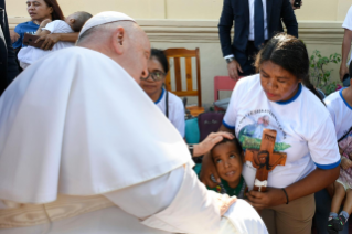 17-Viaje apostólico a Timor Oriental: Visita a los niños discapacitados de la Escuela “Irmãs Alma”