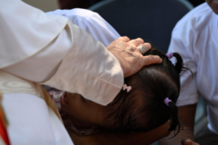 19-Viaje apostólico a Timor Oriental: Visita a los niños discapacitados de la Escuela “Irmãs Alma”