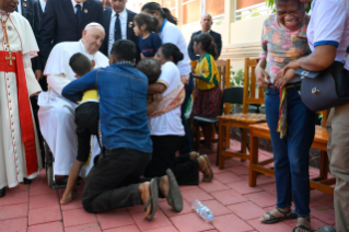20-Viaje apostólico a Timor Oriental: Visita a los niños discapacitados de la Escuela “Irmãs Alma”