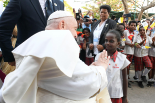 4-Viaje apostólico a Papúa Nueva Guinea: Visita a los niños de "Ministerio de Calle" y "Servicios de Callan"