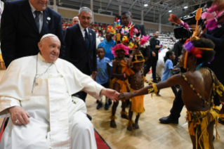 11-Viaje apostólico a Papúa Nueva Guinea: Visita a los niños de "Ministerio de Calle" y "Servicios de Callan"