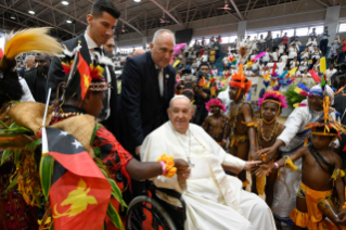 17-Viaje apostólico a Papúa Nueva Guinea: Visita a los niños de "Ministerio de Calle" y "Servicios de Callan"