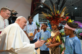 18-Viaje apostólico a Papúa Nueva Guinea: Visita a los niños de "Ministerio de Calle" y "Servicios de Callan"