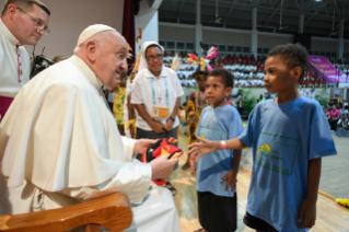 19-Viaje apostólico a Papúa Nueva Guinea: Visita a los niños de "Ministerio de Calle" y "Servicios de Callan"