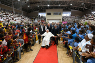 21-Viaje apostólico a Papúa Nueva Guinea: Visita a los niños de "Ministerio de Calle" y "Servicios de Callan"