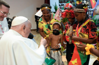 23-Viaje apostólico a Papúa Nueva Guinea: Visita a los niños de "Ministerio de Calle" y "Servicios de Callan"