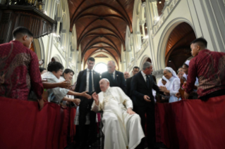 1-Viaje apostólico a Indonesia: Encuentro con obispos, sacerdotes, diáconos, personas consagradas, seminaristas y catequistas 