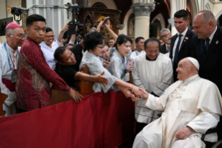 23-Viaje apostólico a Indonesia: Encuentro con obispos, sacerdotes, diáconos, personas consagradas, seminaristas y catequistas 