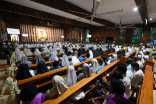 17-Viaje apostólico a Papúa Nueva Guinea: Encuentro con los obispos de Papúa Nueva Guinea y de las Islas Salomón, sacerdotes, diáconos, personas consagradas, seminaristas y catequistas  