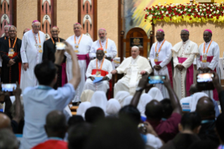25-Viaje apostólico a Papúa Nueva Guinea: Encuentro con los obispos de Papúa Nueva Guinea y de las Islas Salomón, sacerdotes, diáconos, personas consagradas, seminaristas y catequistas  
