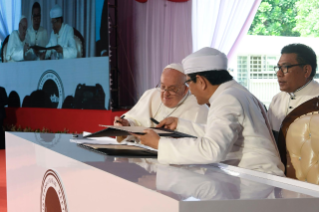 13-Viaje apostólico a Indonesia: Encuentro interreligioso 