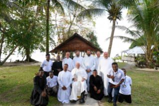 25-Apostolic Journey to Papua New Guinea: Private Meeting with a Group of Missionaries  