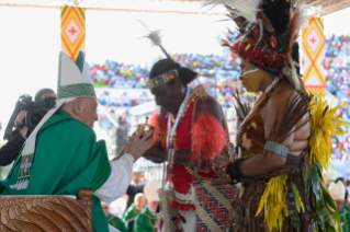 22-Viaje apostólico a Papúa Nueva Guinea: Santa Misa  