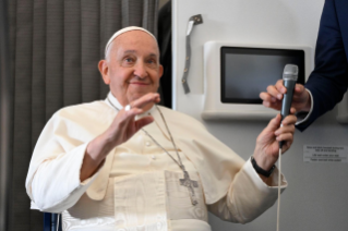 8-Viaje apostólico a Singapur: Conferencia de prensa del Santo Padre durante el vuelo de regreso 
