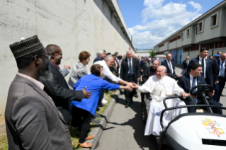 1-Visita a Verona: El Santo Padre saluda a los Policías Penitenciarios, a los detenidos y a los voluntarios 