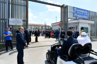 2-Visita a Verona: El Santo Padre saluda a los Policías Penitenciarios, a los detenidos y a los voluntarios 