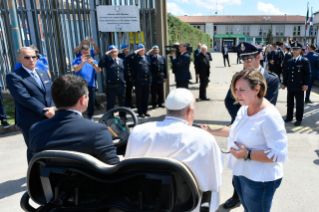 3-Visita a Verona: El Santo Padre saluda a los Policías Penitenciarios, a los detenidos y a los voluntarios 