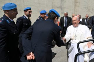 4-Visita a Verona: El Santo Padre saluda a los Policías Penitenciarios, a los detenidos y a los voluntarios 