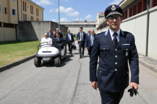 5-Visita a Verona: El Santo Padre saluda a los Policías Penitenciarios, a los detenidos y a los voluntarios 