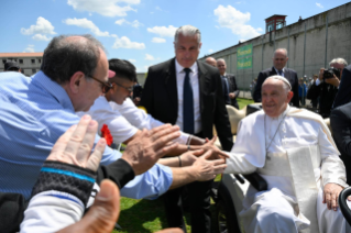 7-Visita a Verona: El Santo Padre saluda a los Policías Penitenciarios, a los detenidos y a los voluntarios 