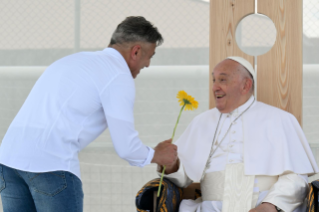 9-Visita a Verona: El Santo Padre saluda a los Policías Penitenciarios, a los detenidos y a los voluntarios 