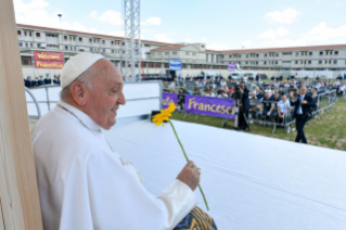 13-Visita a Verona: El Santo Padre saluda a los Policías Penitenciarios, a los detenidos y a los voluntarios 