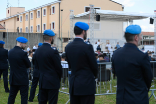 14-Visita a Verona: El Santo Padre saluda a los Policías Penitenciarios, a los detenidos y a los voluntarios 