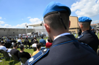 17-Visita a Verona: El Santo Padre saluda a los Policías Penitenciarios, a los detenidos y a los voluntarios 