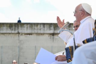 18-Visita a Verona: El Santo Padre saluda a los Policías Penitenciarios, a los detenidos y a los voluntarios 
