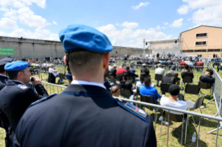 24-Visita a Verona: El Santo Padre saluda a los Policías Penitenciarios, a los detenidos y a los voluntarios 