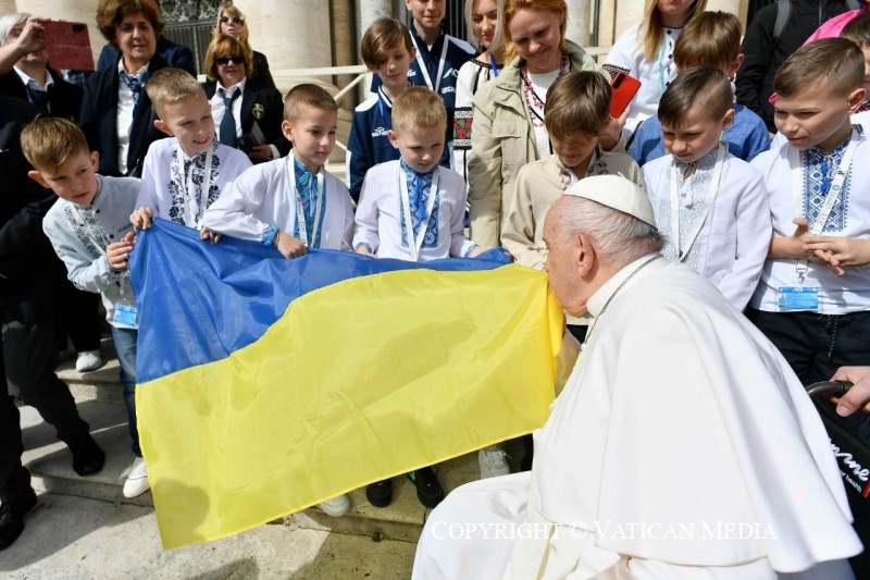 El Papa besó una bandera de Ucrania durante la audiencia del pasado 10 de abril