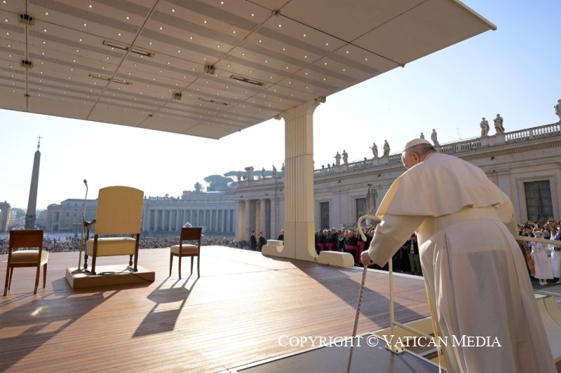 El Papa camina hacia el altar de la plaza de San Pedro