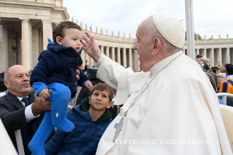 El Papa saluda a un niño en la audiencia general