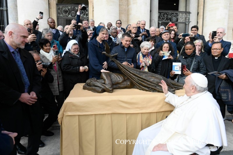El Papa y la estatua a los sinhogar