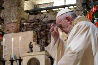 3-Celebrazione della Santa Messa e firma dell’Enciclica “Fratelli tutti” alla tomba di San Francesco