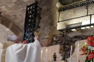 5-Celebrazione della Santa Messa e firma dell’Enciclica “Fratelli tutti” alla tomba di San Francesco