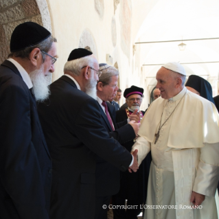 2-Visite du Pape Fran&#xe7;ois &#xe0; Assise pour la Journ&#xe9;e mondiale de pri&#xe8;re pour la paix .  &#xab; Soif de Paix. Religions et cultures en dialogue &#xbb;