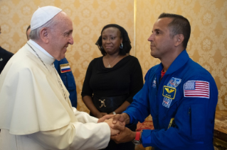 5-A los astronautas de la Misión EEI 53