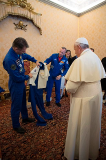 10-A los astronautas de la Misión EEI 53