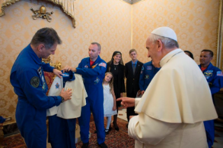 12-A los astronautas de la Misión EEI 53