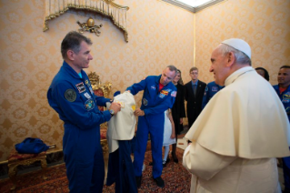 9-A los astronautas de la Misión EEI 53